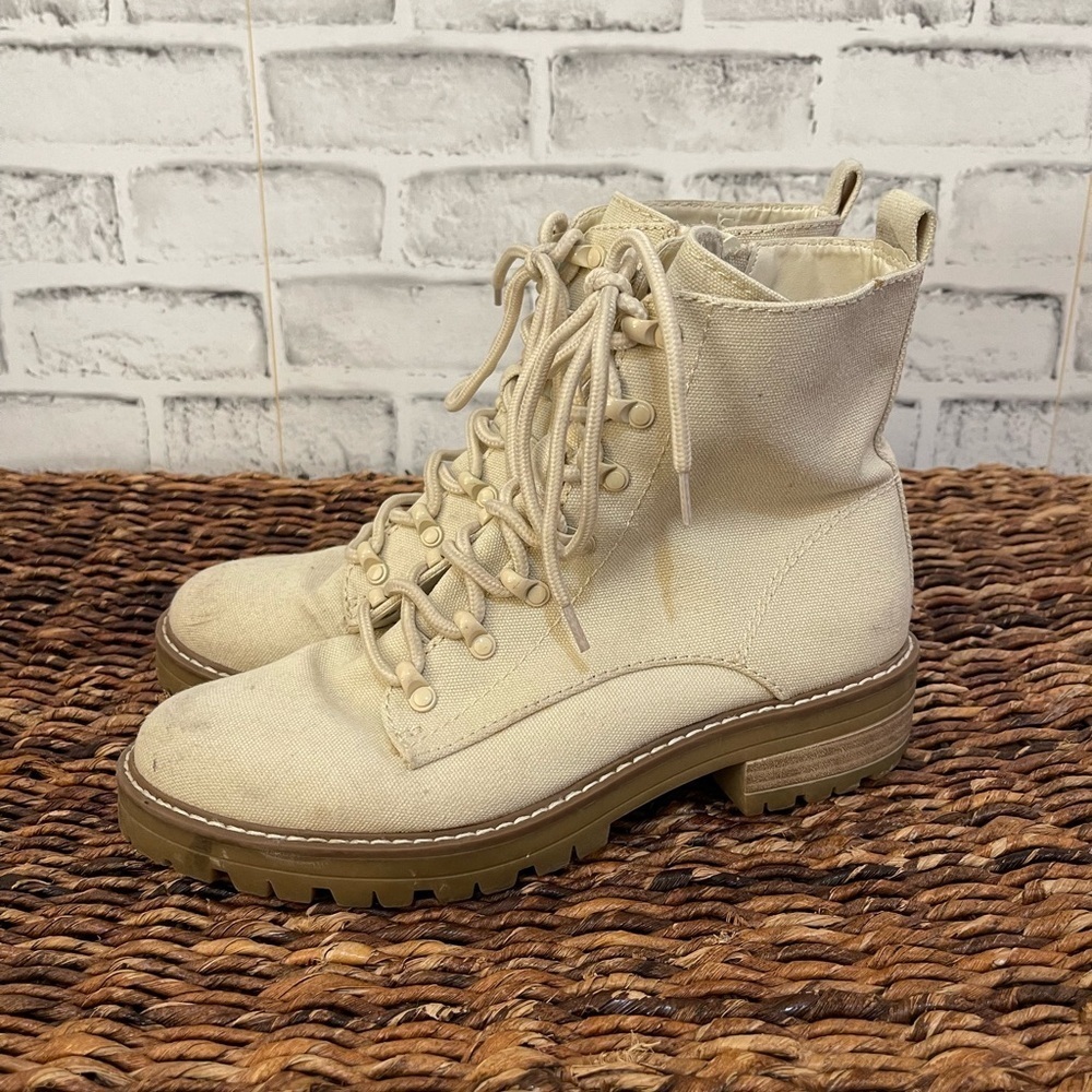Women’s Universal Thread Target brand oatmeal cream colored combat boots 9